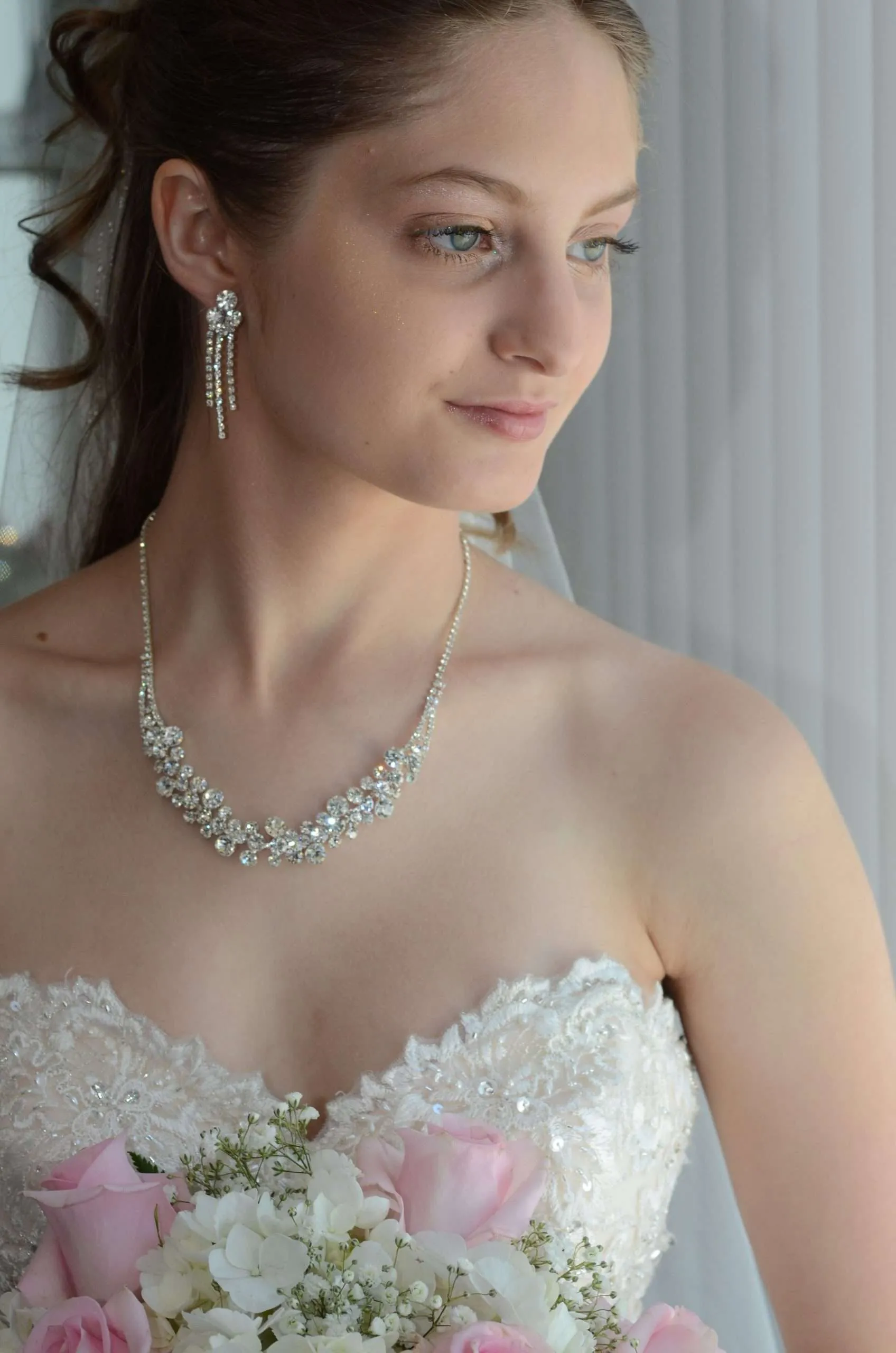 Bride in a sweetheart gown and pearl necklace